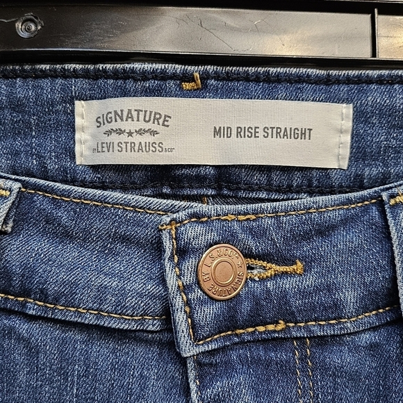 Levi Signature Mid Rise Straight Medium Wash Denim Blue Jeans  Size 12S - Picture 5 of 7